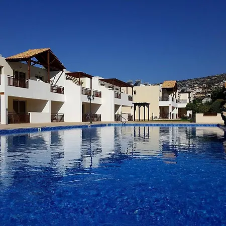 Pool View Studio, Shaded Balcony Apartment Peyia