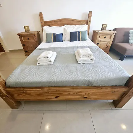 Pool View Studio, Shaded Balcony Apartment Peyia