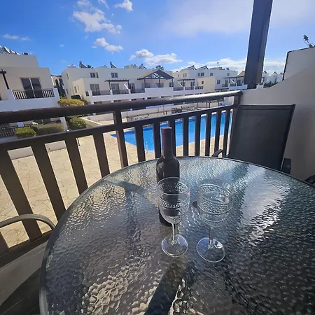 Pool View Studio, Shaded Balcony Apartment Peyia