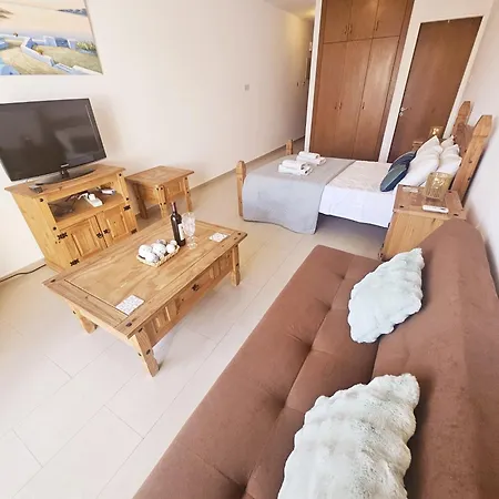 Pool View Studio, Shaded Balcony * Peyia