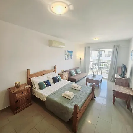 Pool View Studio, Shaded Balcony Apartment Peyia