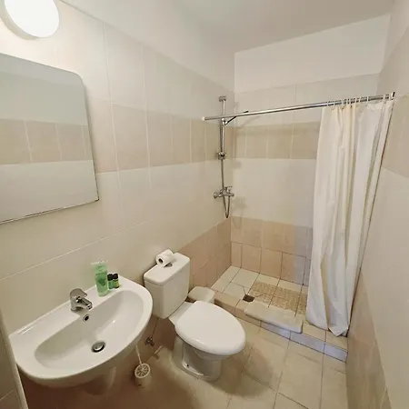 Pool View Studio, Shaded Balcony Apartment *