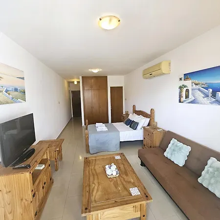 Pool View Studio, Shaded Balcony Apartment Peyia