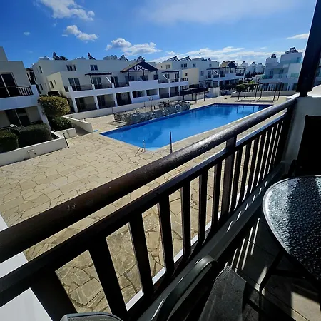 Pool View Studio, Shaded Balcony פאהיה