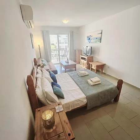 Pool View Studio, Shaded Balcony Apartment *