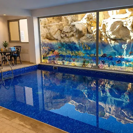 Pool View Studio, Shaded Balcony דירה