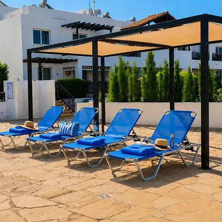 דירה Pool View Studio, Shaded Balcony *