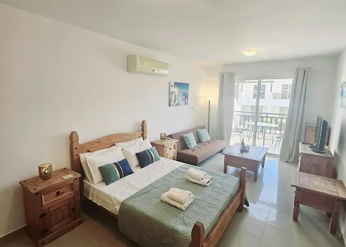 Pool View Studio, Shaded Balcony דירה פאהיה