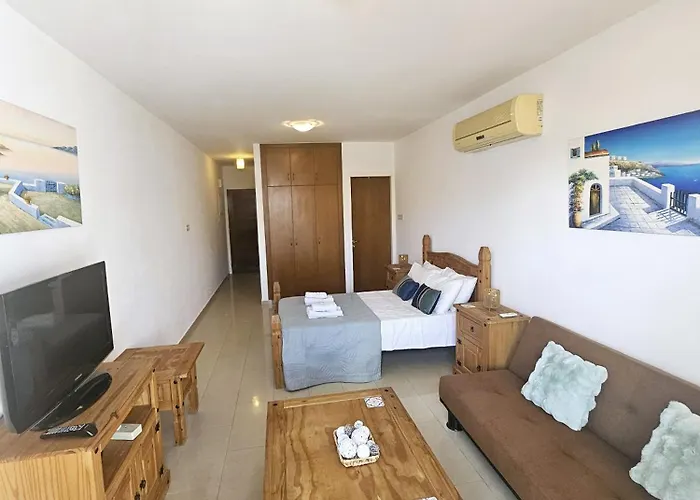 Pool View Studio, Shaded Balcony דירה פאהיה